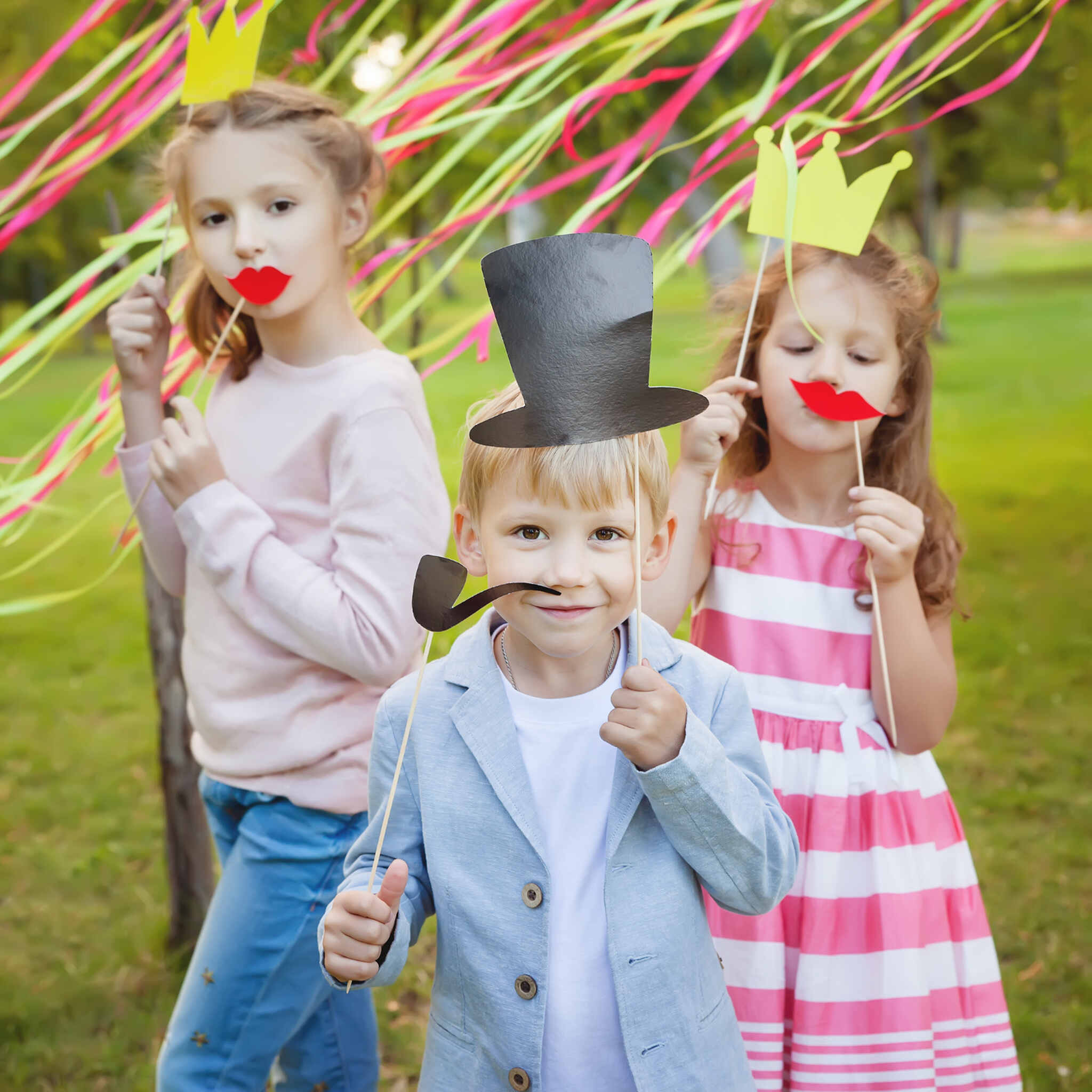 chlopiec-i-dwie-dziewczyny-pozuje-z-papierowymi-maskami-na-przyjeciu-urodzinowym_Easy-Resize.com