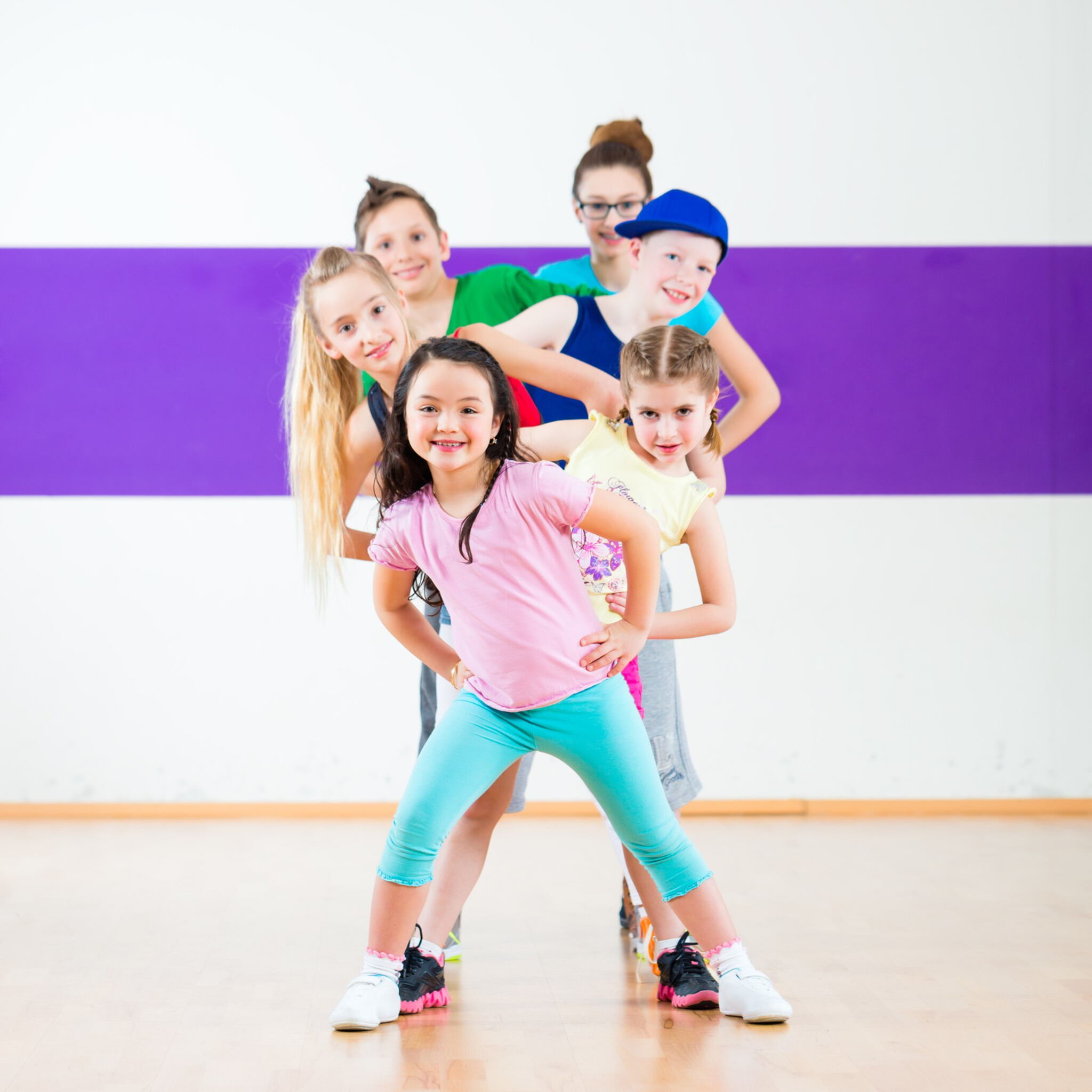 dzieci-na-zajeciach-zumby-tancza-w-nowoczesnej-choreografii-grupowej_Easy-Resize.com